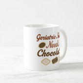 Mug L'infirmière gériatrique a besoin de chocolat (Devant droit)