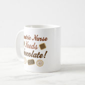 Mug L'infirmière gériatrique a besoin de chocolat (Devant gauche)