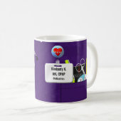 Mug L'infirmière personnalisée frotte dans le pourpre (Devant droit)