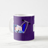 Mug L'infirmière personnalisée frotte dans le pourpre (Devant gauche)