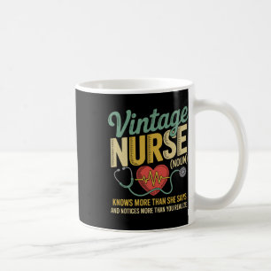 Mug L'Infirmière vintage Noun En Sait Plus Qu'Elle Dit
