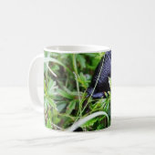 Mug Lingot noir dans l'herbe (Devant gauche)