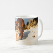 Mug Lion de montagne sur une colline enneigée (Devant droit)