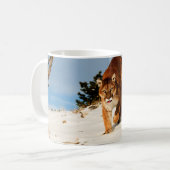 Mug Lion de montagne sur une colline enneigée (Devant gauche)