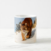 Mug Lion de montagne sur une colline enneigée (Centre)