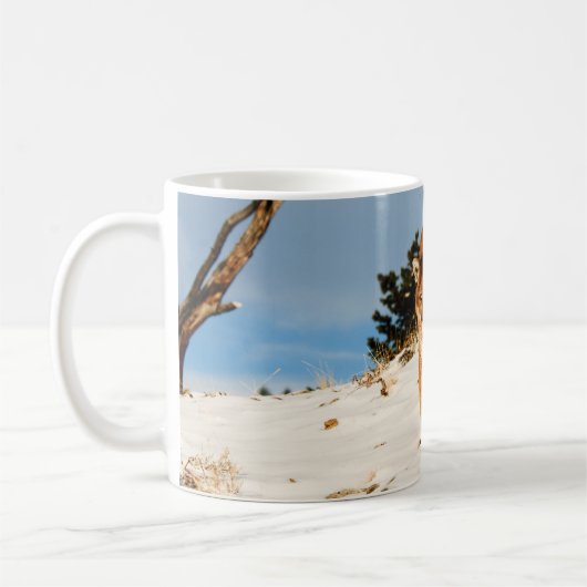 Mug Lion de montagne sur une colline enneigée (Gauche)