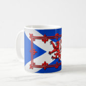 Mug Lion effréné sur le drapeau écossais (Devant gauche)