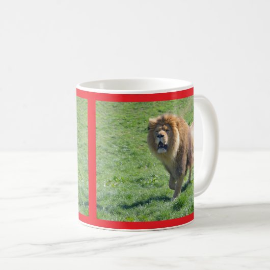 Mug Lion marchant sur l'herbe (Devant droit)