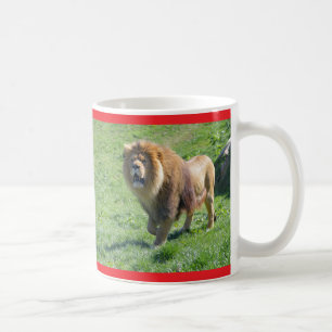 Mug Lion marchant sur l'herbe