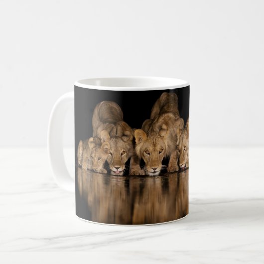 Mug Lion Pride Drinks at the Water Hole at Night (Devant gauche)