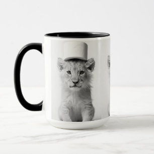 Mug Lionceau drôle portant un chapeau en papier toilet