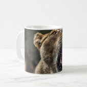 MUG LIONESS YAWNING (Devant gauche)