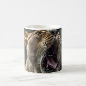 MUG LIONESS YAWNING (Centre)