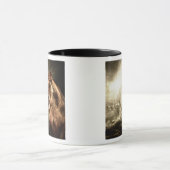 Mug Lionne d'hurlement contre le ciel orageux (Centre)