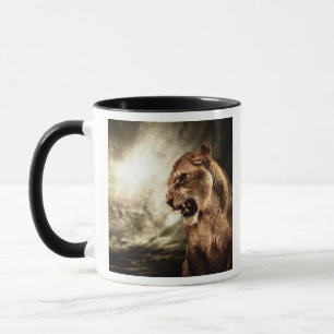 Mug Lionne d'hurlement contre le ciel orageux