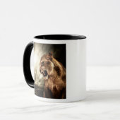 Mug Lionne d'hurlement contre le ciel orageux (Devant gauche)