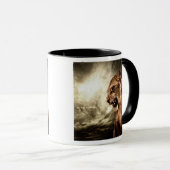 Mug Lionne d'hurlement contre le ciel orageux (Devant droit)