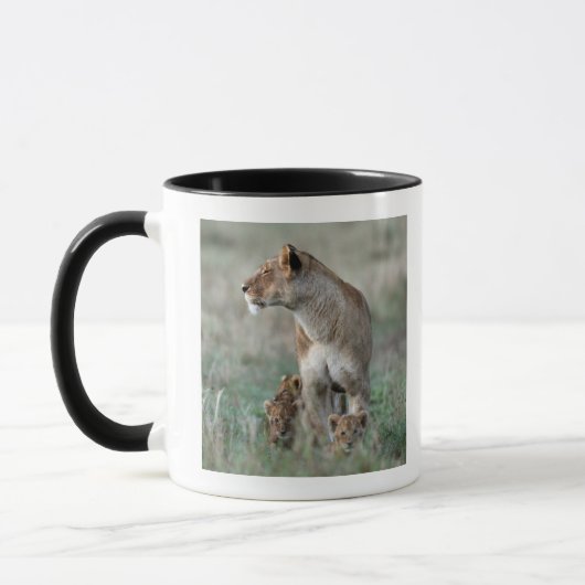 Mug Lionne (Panthera Lion) et petits animaux, masais (Gauche)