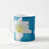 Mug Lis doux - Daylily sur le bleu (Devant gauche)