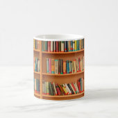 Mug Livres sur Arrière - plan de bibliothèque (Centre)