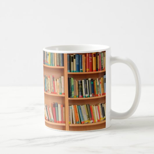 Mug Livres sur Arrière - plan de bibliothèque (Droite)