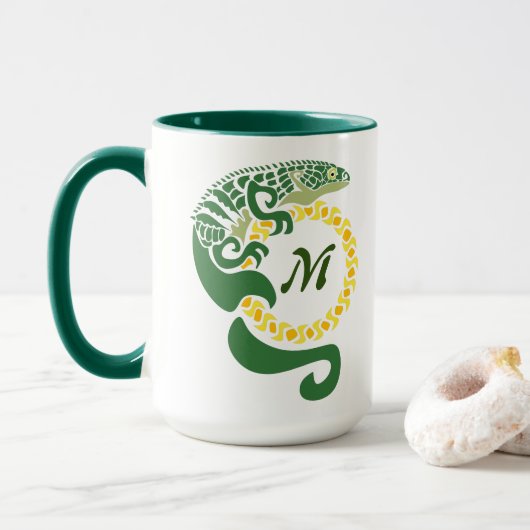 Mug Lizard, un alligator tribal, qui serre un monogram (Avec donut)
