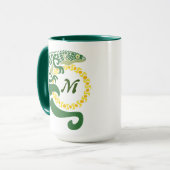 Mug Lizard, un alligator tribal, qui serre un monogram (Devant gauche)