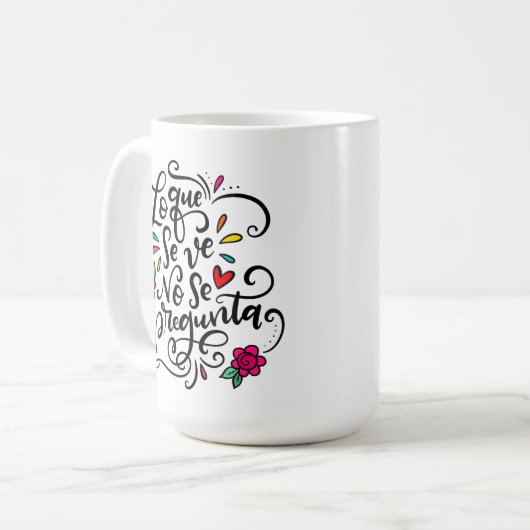 Mug Lo Que Se Ve No Se Pregunta, dessiné à la main (Devant gauche)