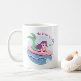 Mug L'océan appelle la sirène faisant du surf sur une 