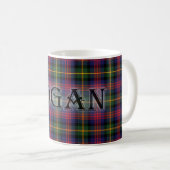Mug  Logan Tartan avec le nom de famille (Devant droit)