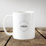 Mug Logo d'affaires circulaire personnalisé minimalist<br><div class="desc">Montrez votre marque avec cette tasse à café d'affaires personnalisée, avec le logo de votre cercle rond sur un plan noir et blanc épuré et minimaliste. Idéal pour les promotions pour petites entreprises, les marques de bureau ou les cadeaux de clients, ce mug est facile à personnaliser - ajoutez simplement...</div>