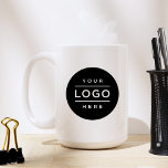 Mug Logo d'entreprise personnalisé<br><div class="desc">La tasse à café biface personnalisée est dotée d'un logo professionnel qui peut être personnalisé. Ajoutez simplement le logo de votre entreprise à l'espace noir de l'espace réservé aux images rondes.</div>