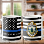 Mug Logo personnalisé du service de police Police<br><div class="desc">Mince Blue Line Police Department Coffee Mug - Drapeau américain dans la police couleurs Drapeau, design moderne noir et bleu. Customisez avec le logo de votre service et personnalisez avec le nom des policiers. Cette tasse personnalisée d'application de la loi est parfaite pour les services de police et d'application de...</div>