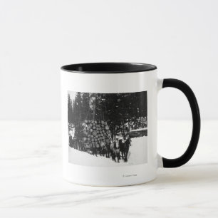 Mug Logs transportés sur un traîneau par une équipe de