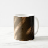Mug L'ombre sur la moquette marron (Devant droit)