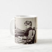 Mug Louisa peut photographie d'Alcott - affectueuse (Devant gauche)