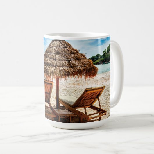 Mug Lounge on beach throw pillow (Devant droit)