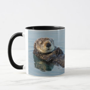 Mug Loutre de mer flottant sur le dos dans l'océan