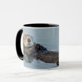 Mug Loutre de mer flottant sur le dos dans l'océan (Devant gauche)