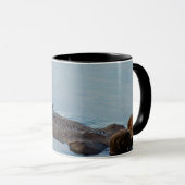 Mug Loutre de mer flottant sur le dos dans l'océan (Devant droit)