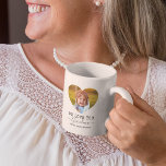 Mug Love You Grandma Heart Photo<br><div class="desc">Tasse à café pour grand-mère personnalisée avec 2 photos de famille en forme de coeur mignon,  les mots "nous t'aimons grand-mère",  et les noms des petits-enfants. Peut être changé en n'importe quelle relation !</div>