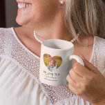 Mug Love You Grandma Heart Photo<br><div class="desc">Tasse à café pour grand-mère personnalisée avec 2 photos de famille en forme de coeur mignon, les mots "nous t'aimons grand-mère", et les noms des petits-enfants. Peut être changé en n'importe quelle relation !</div>