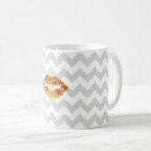 Mug Lt Grey Blanc Chevron, Gold Lipstick Kiss (Devant droit)