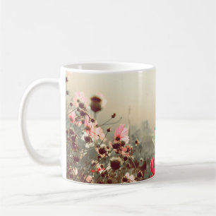 Mug Lumière du matin, cosmos rose fleurissant.