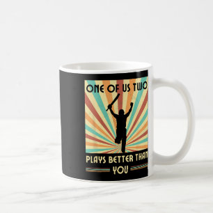 Mug L'un de nous deux joue mieux que vous Cricket 2