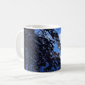 Mug Lune sur le sapin enneigé et la côte de la mer la  (Devant gauche)