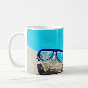 Mug Lunettes de bain encadrées bleues près de la pisci