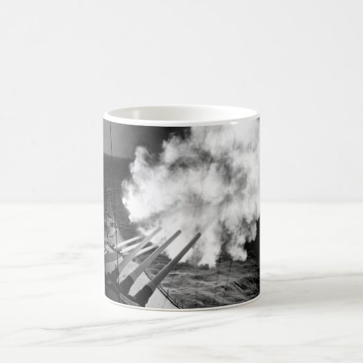 Mug L'USS Missouri met le feu à l'image shell_War de (Centre)