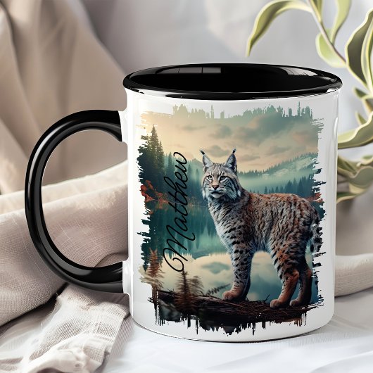 Mug Lynx roux dans une forêt embrumée