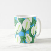 Mug Lys blancs sur arrière - plan bleu pâle (Devant droit)